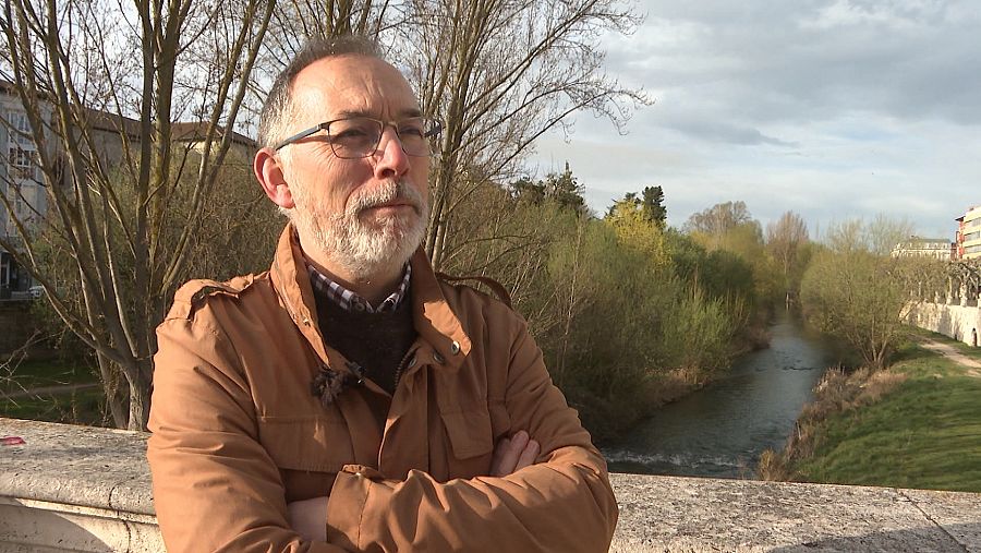 El ambientólogo Roberto Milara en el río Arlanzón de Burgos REPOR